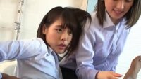 彼は少女のパンティの中に手を入れ、そこに熱く非常に濡れたものを感じる