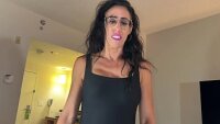 とても美しいセクシーなランジェリーで彼を驚かせる娼婦たち