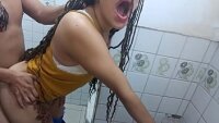 男はゆっくりと彼女の膣にペニスを押し込むと、彼女は素晴らしい喘ぎ声を上げる